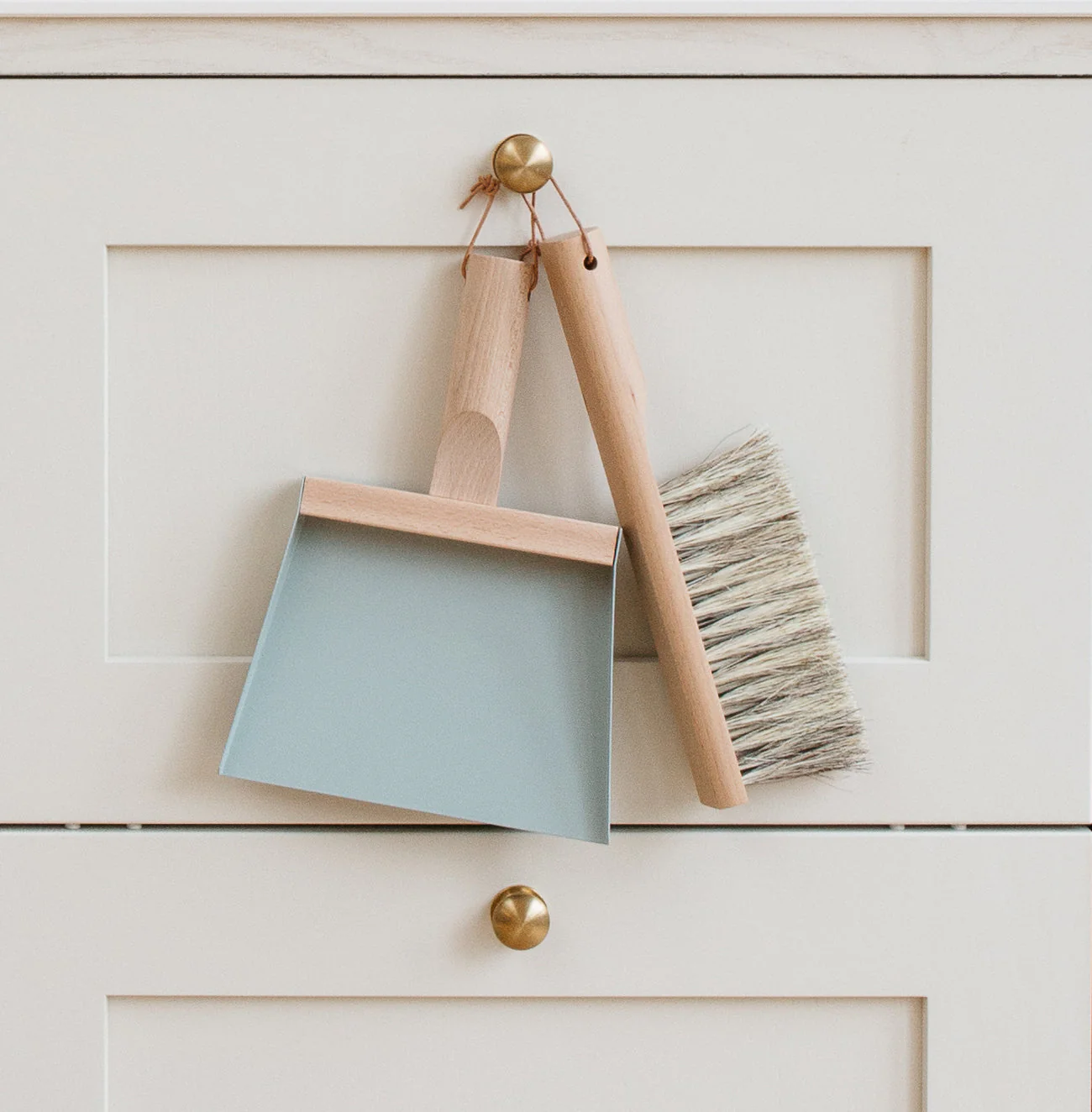 Andree Jardin "Mr & Mrs Clynk" Grey Green NATURAL Hand Brush, Dustpan and Wall Hooks - Image 3