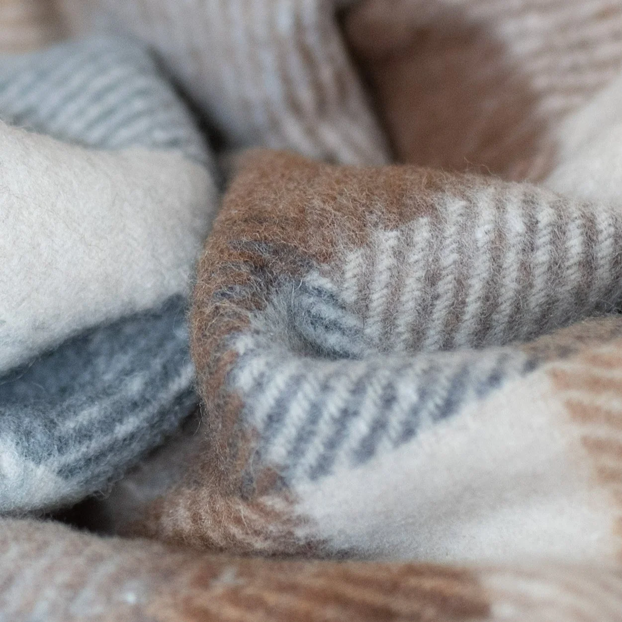 Recycled Wool Waterproof Picnic Blanket in Neutral Herringbone Check - Taupe Leather - Image 9