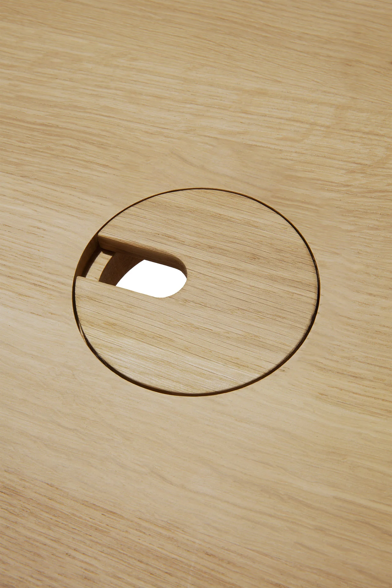 U desk - varnished oak - rectangular - with cable management - Image 6